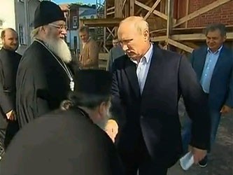 Путин рассердился на священника, поцеловавшего ему руку